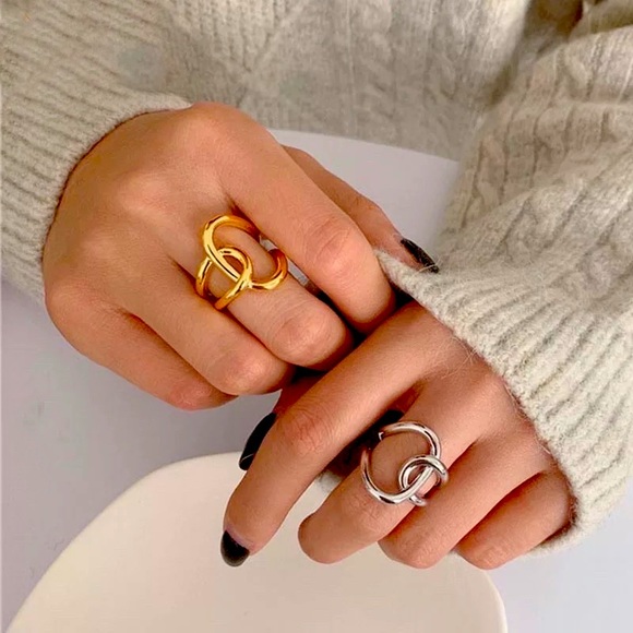 🍒3/$30 New Interlocking Circles Ring - Picture 3 of 6